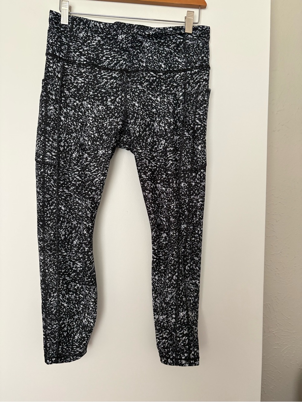 Athleta Black and White Speckle Ultimate Stash 7/8 Tights